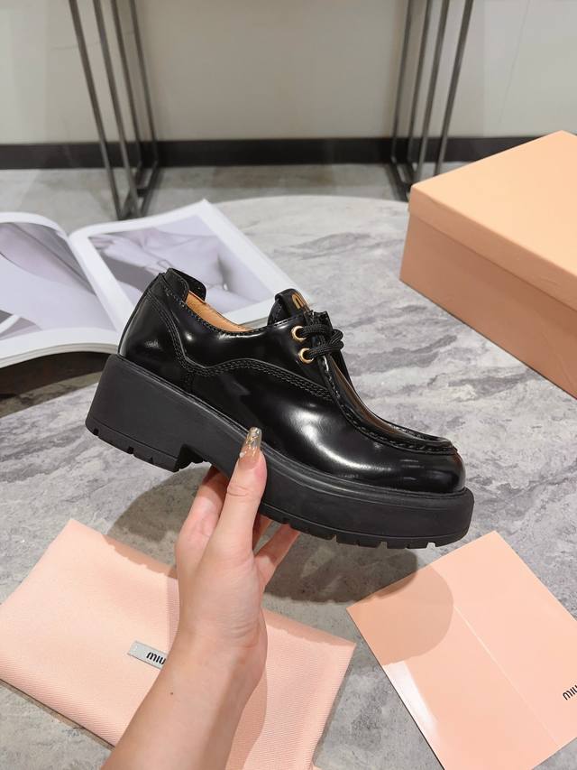 顶级品质 Miu Miu Fw24 New Arrival～ 缪缪2024秋冬新款厚底乐福鞋 两孔系带厚底 点缀miu Miu字母logo 多了点辨识度 很耐看